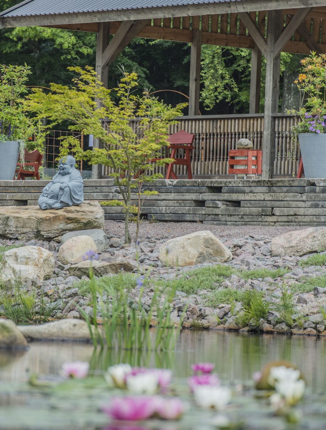 Hillesgarden uteplats park beskuren 2 Hillesgårdens paviljong med Buddha-figur